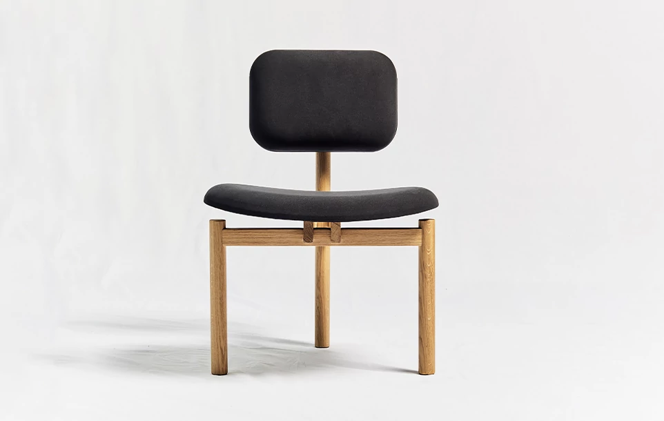 chaise_noire_1-copie-cover-ok